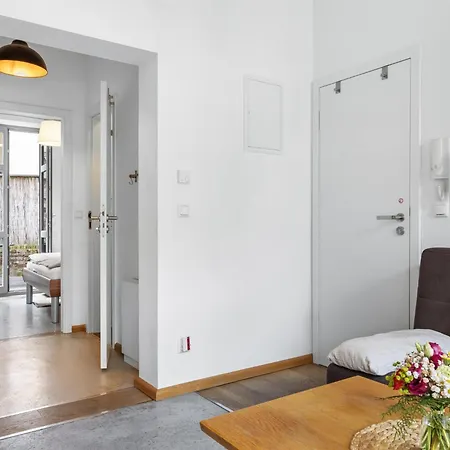 Lee Apartmán *